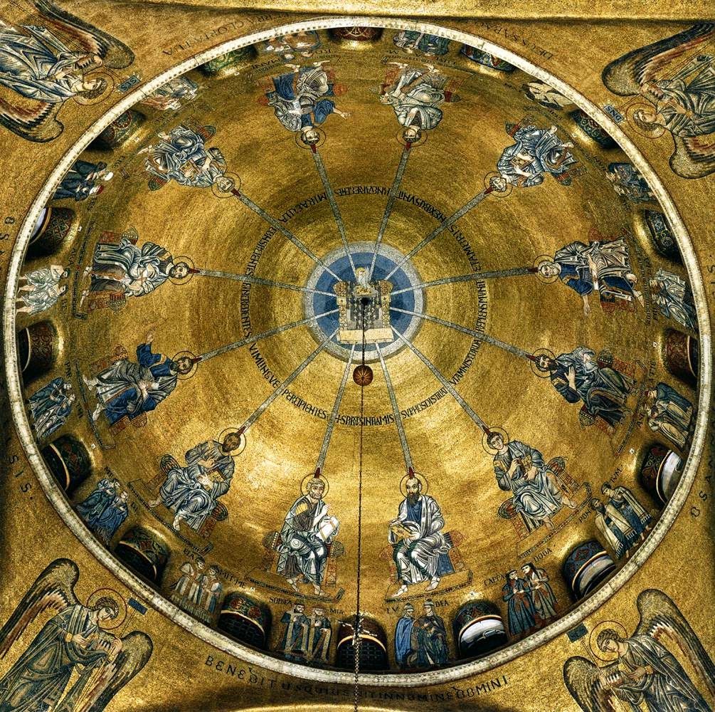Vista interna da cúpula com fundo em tom dourado reluzente e 12 figuras santas.