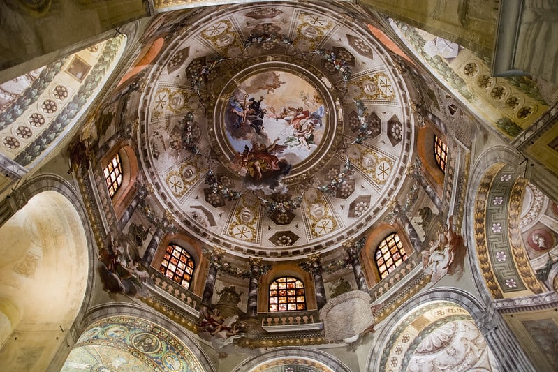 Vista interna da cúpula, decorada com imagens de flores e figuras geométricas.