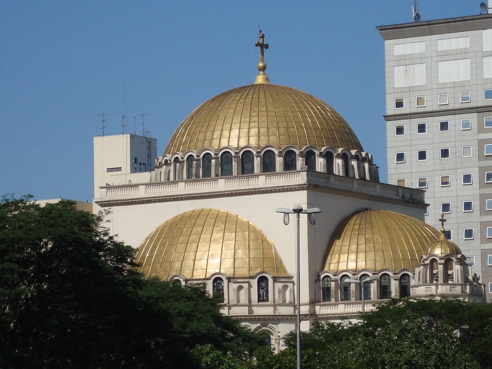 Vista externa da cúpula principal e das meia cúpulas, apoiadas na parede. Ambas com inspiração da Basílica bizantina de Santa Sofia.