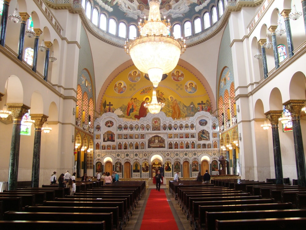 Vista da nave interna da Catedral, com amplo pé-direito.