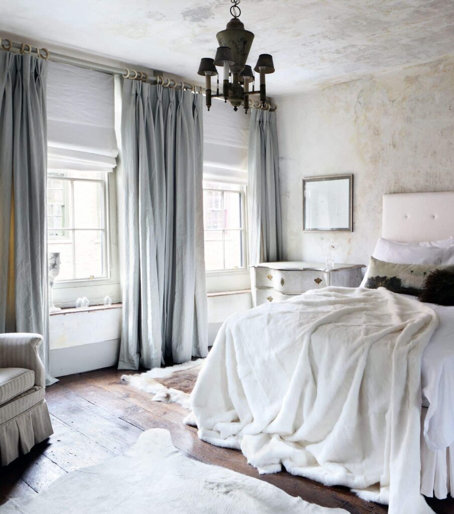Decoração de quarto de casal com persianas e cortinas combinadas.