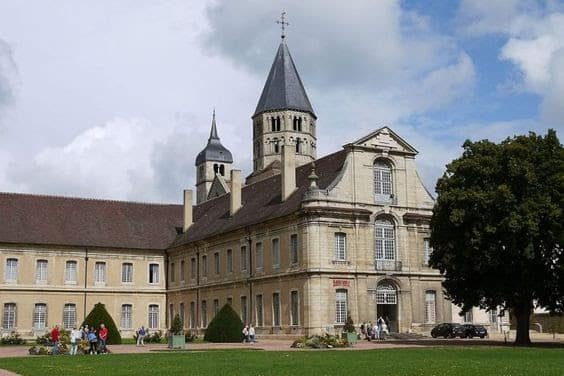 Abadia de Cluny com elementos do estilo Românico.