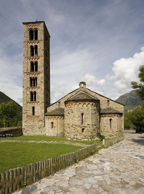 Igreja de Sant Climent de Taüll é uma estrutura pesada e Românica.