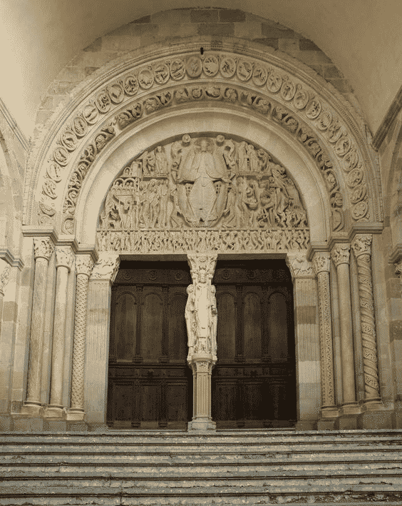 Entrada da Catedral de São Lázaro em Autun.