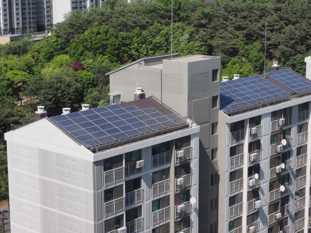 Painel solar fotovoltaico instalado em um local que recebe muita incidência de luz solar.