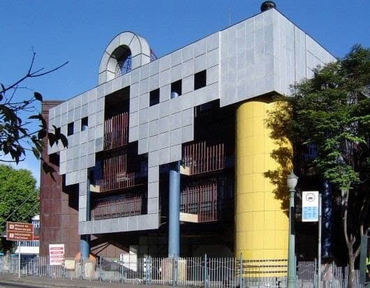 Museu de Mineralogia, uma construção colorida e geométrica.