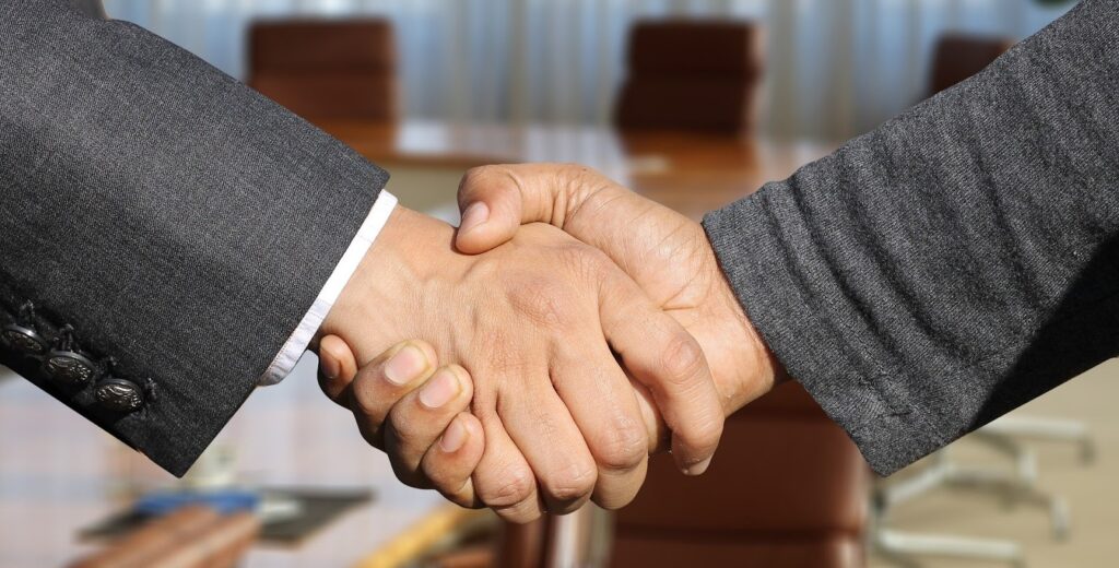 Aperto de mãos representa a negociação entre as partes na compra do imóvel.
