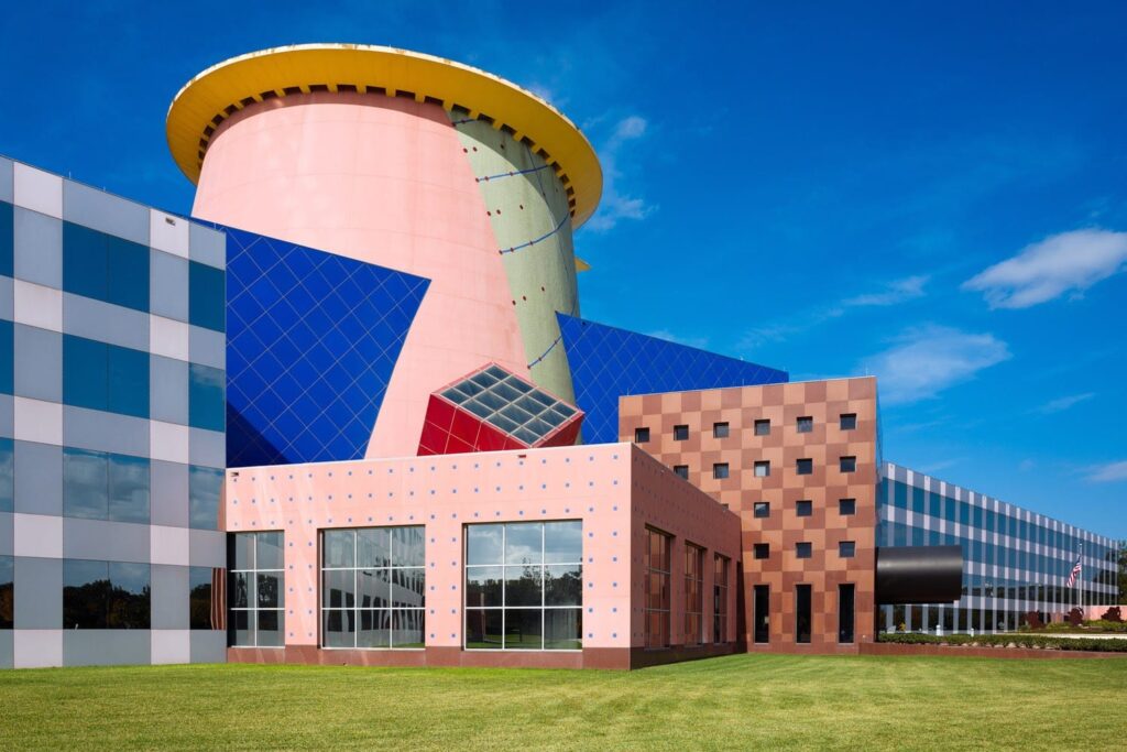 Com fachada nas tonalidades de azul e rosa, o edifício Team Disney representa a descontração da arquitetura pós-moderna.