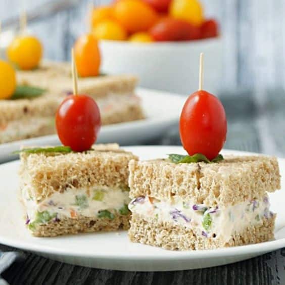 Mini-sanduíches são perfeitos para servir em um chá de casa nova estilo coquetel, em que comidas práticas fazem sucesso.
