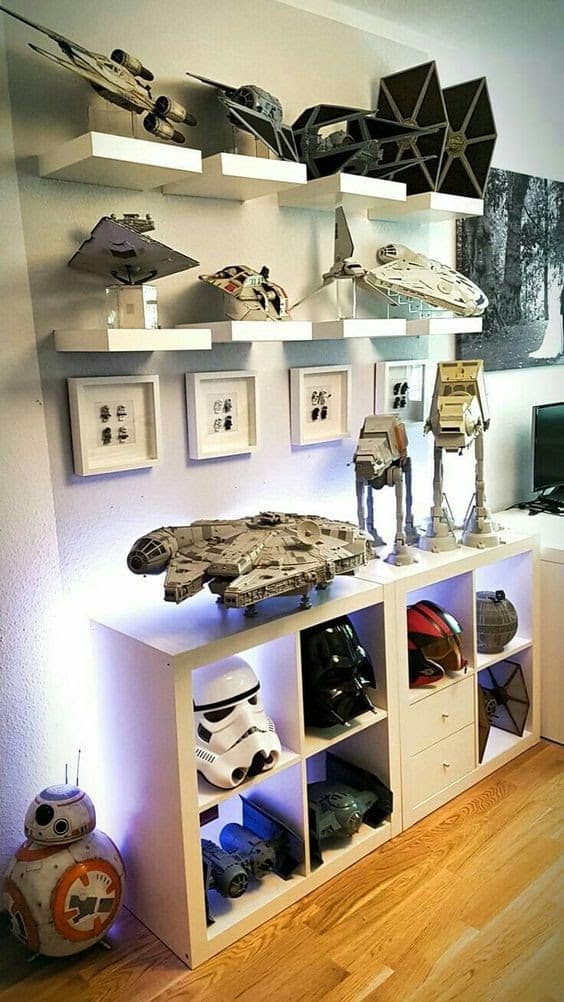 Objetos colecionáveis do Star Wars em estantes baixas e prateleiras superiores.