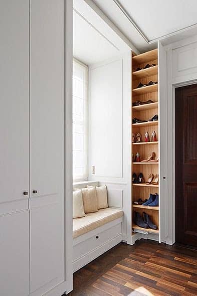 Closet com sapateira em marcenaria planejada, uma solução personalizada para organizar sapatos.
