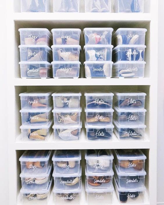 Prateleiras organizadas com caixas transparentes com calçados.