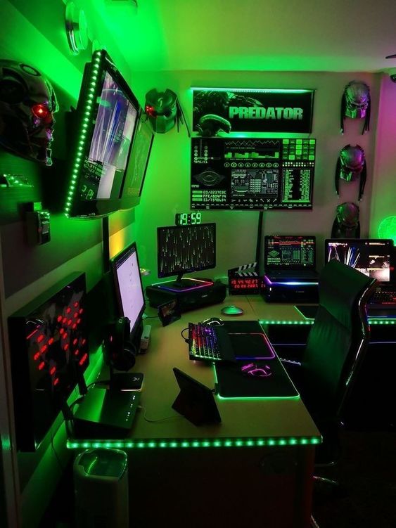Quarto gamer com decoração de LED verde contornando todo mobiliário do ambiente.