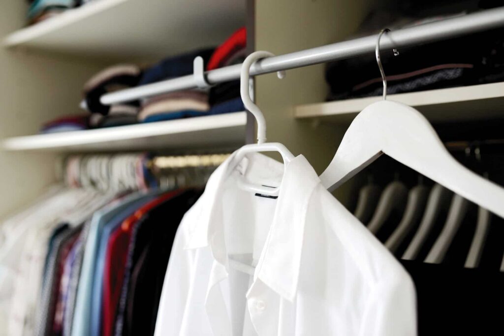 Organize o seu guarda-roupas de modo que as peças que amassam com mais facilidade fiquem em cabides.