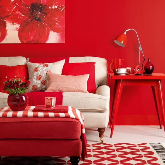 Cores intensas de vermelho foram utilizadas para decorar o quarto. O contraste entre poucos elementos brancos e tons mais abertos e tons mais fechados de vermelho completaram a decoração monocromática do ambiente.