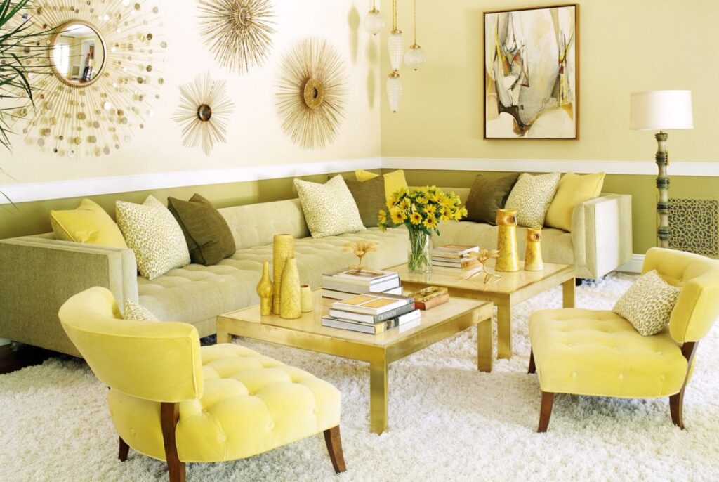 Sala de estar em tons de amarelo e verde escuro, por meio dos elementos decorativos, compõem uma decoração monocromática amarelada. 